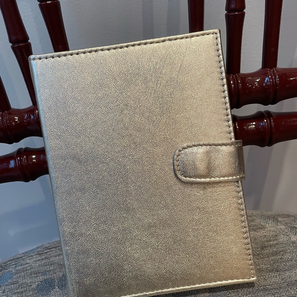 Graphic Image gold photo brag book. Has 20 fillable pages for 4 x 6 photos